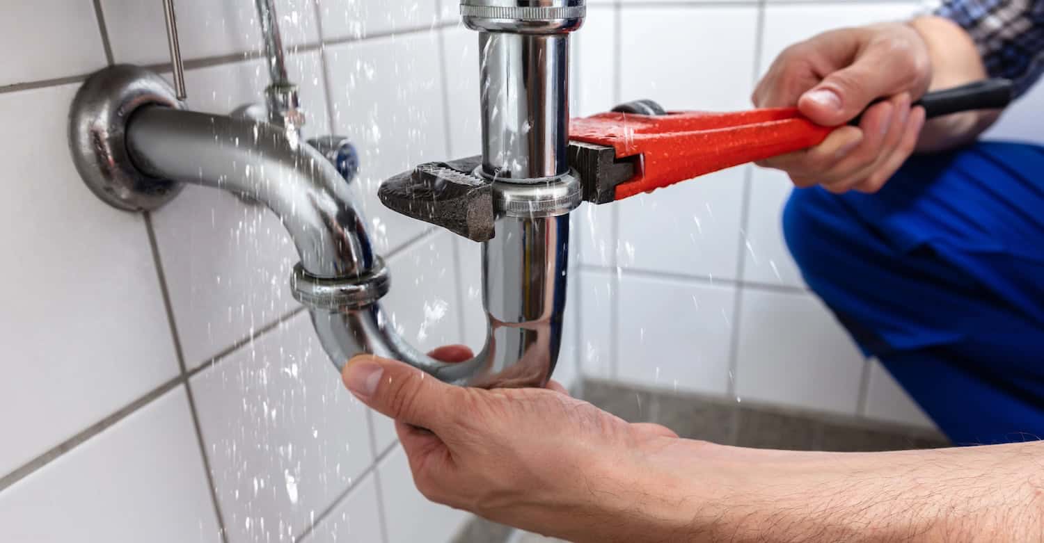 Vandskade i badeværelset: Udbedring, forsikring og priser i 2025