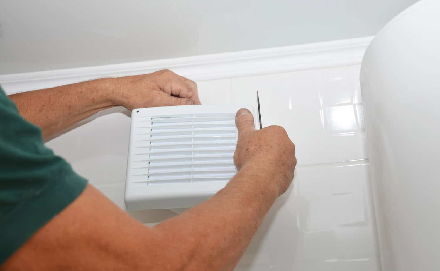 Installation af badeværelsesventilator: Se priser og hvordan det udføres