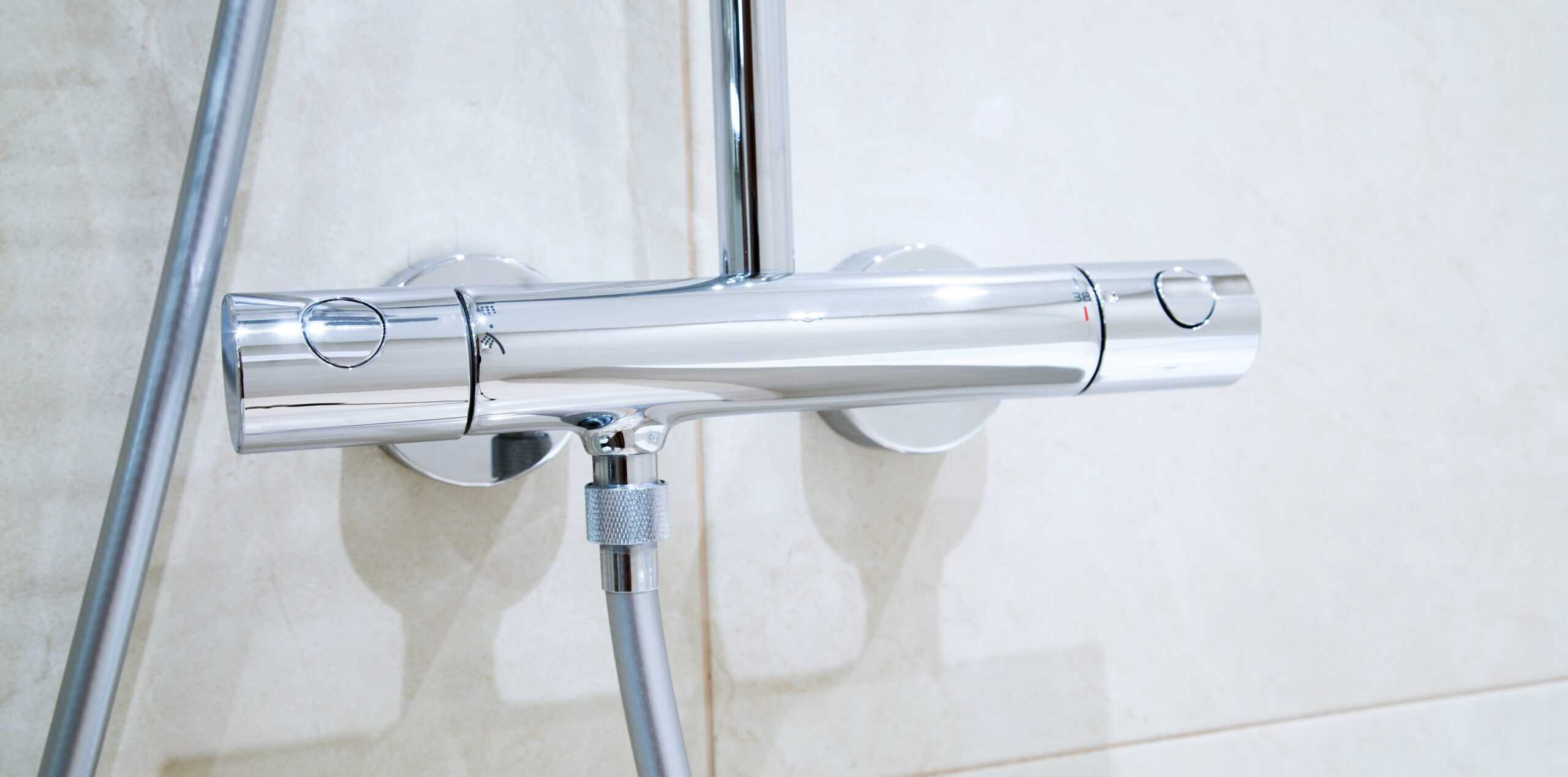 Hvad koster montering af brusearmatur og blandingsbatteri i bad?