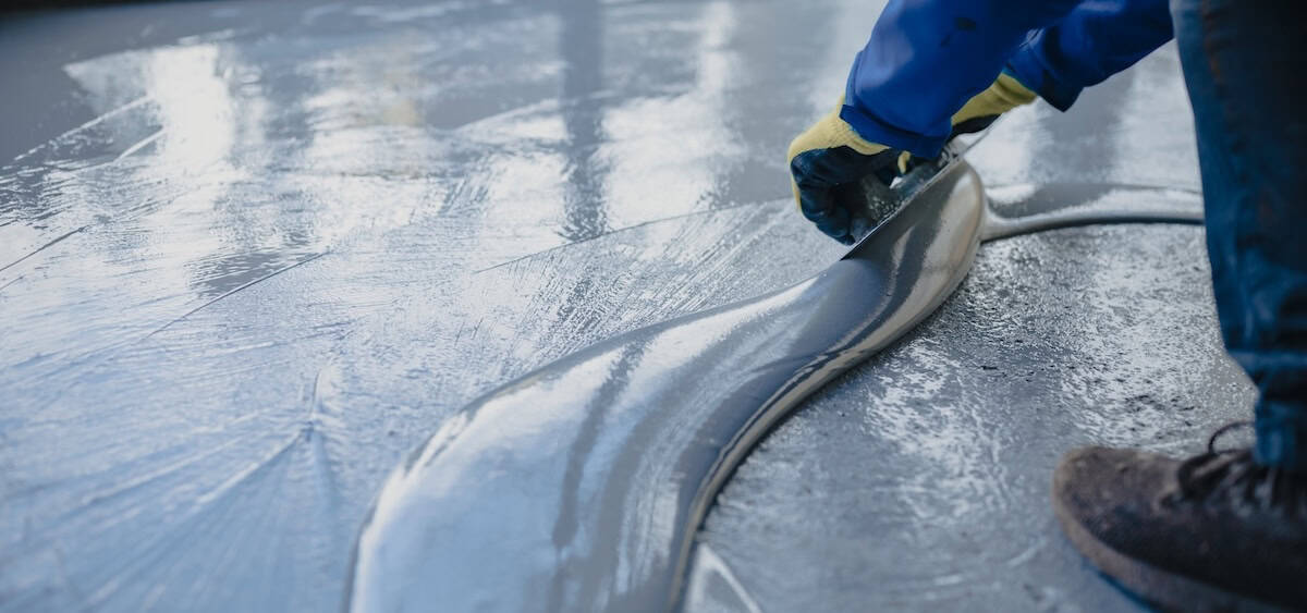 Epoxygulv på badeværelset: Hvad koster det? Se priser og fremgangsmåde